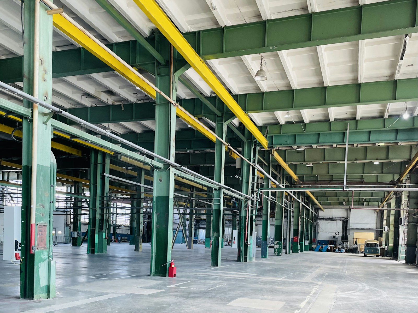 Interior de um centro logístico com estrutura metálica