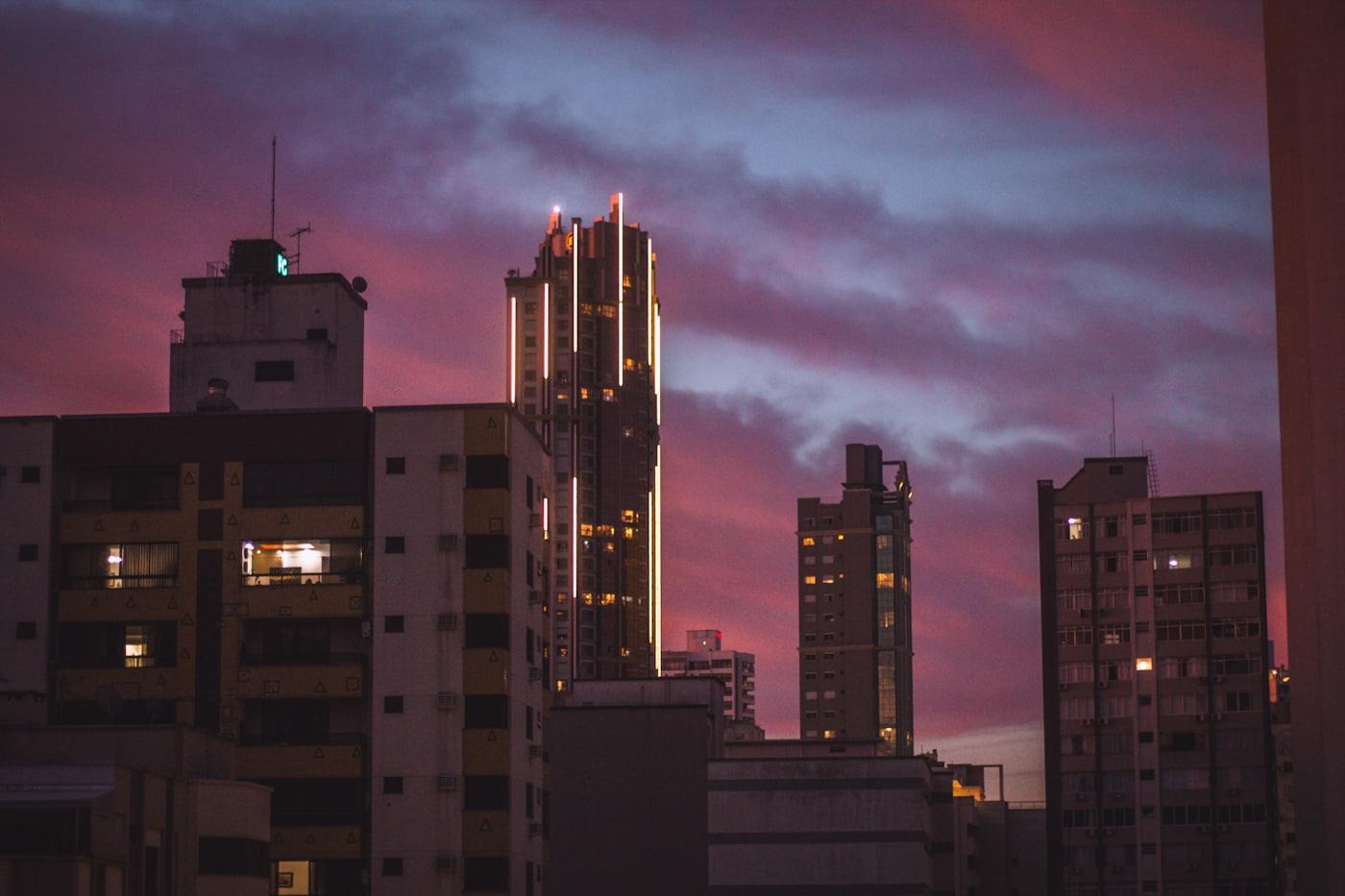 Skyline de cidade do interior de São Paulo ao entardecer